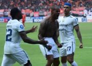 Persib Bandung berhasil menahan tuan rumah Persija Jakarta 2-2 di Stadion Patriot Chandrabhaga