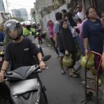 Warga membeli gas elpiji bersubsidi 3 kg dengan di salah satu agen gas kawasan Palmerah, Jakarta Barat, Selasa (4/2). (CNN Indonesia/ Adi Ibrahim). Pemandangan terlihat di tengah kelangkaan LPG 3 kg yang terjadi belakangan ini. (CNN Indonesia/ Adi Ibrahim) Kelangkaan terjadi usai Menteri ESDM Bahlil Lahadalia melarang pedagang eceran menjual LPG 3 kg. sumber : CNN Indonesia/ Adi Ibrahim)