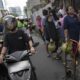 Warga membeli gas elpiji bersubsidi 3 kg dengan di salah satu agen gas kawasan Palmerah, Jakarta Barat, Selasa (4/2). (CNN Indonesia/ Adi Ibrahim). Pemandangan terlihat di tengah kelangkaan LPG 3 kg yang terjadi belakangan ini. (CNN Indonesia/ Adi Ibrahim) Kelangkaan terjadi usai Menteri ESDM Bahlil Lahadalia melarang pedagang eceran menjual LPG 3 kg. sumber : CNN Indonesia/ Adi Ibrahim)