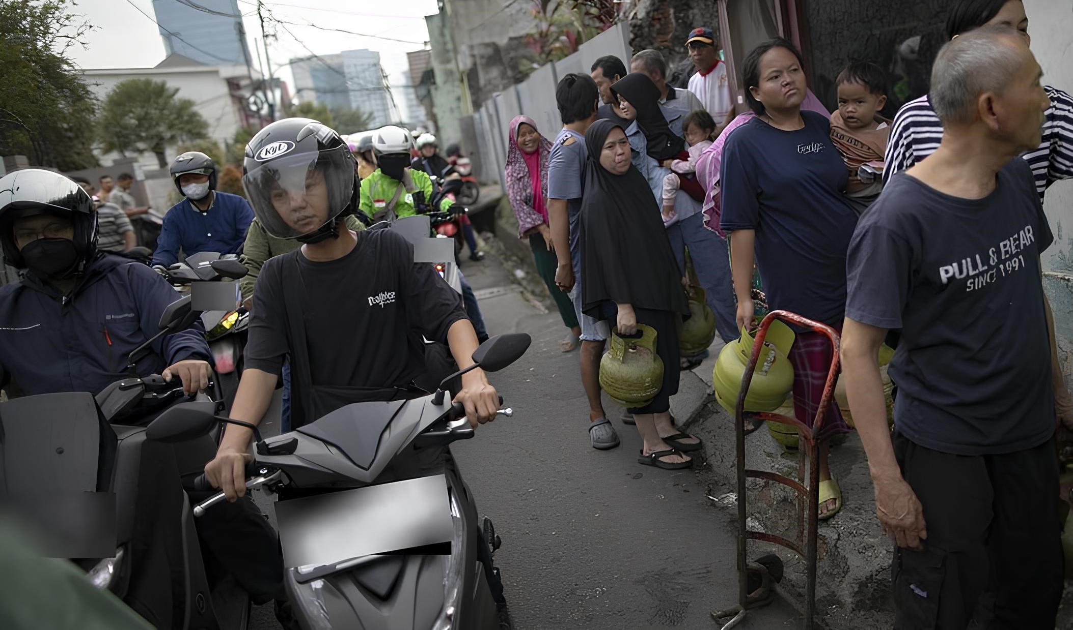 Warga membeli gas elpiji bersubsidi 3 kg dengan di salah satu agen gas kawasan Palmerah, Jakarta Barat, Selasa (4/2). (CNN Indonesia/ Adi Ibrahim). Pemandangan terlihat di tengah kelangkaan LPG 3 kg yang terjadi belakangan ini. (CNN Indonesia/ Adi Ibrahim) Kelangkaan terjadi usai Menteri ESDM Bahlil Lahadalia melarang pedagang eceran menjual LPG 3 kg. sumber : CNN Indonesia/ Adi Ibrahim)